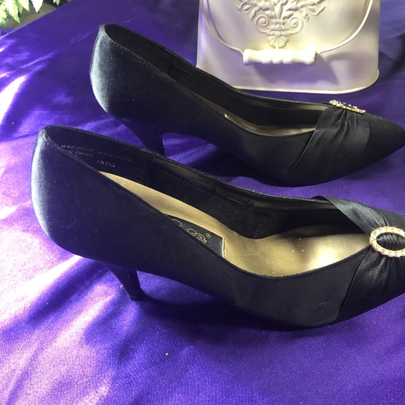 NWOT πArtini  Classic Satin Pumps with Decorative Element - Picture 3 of 8